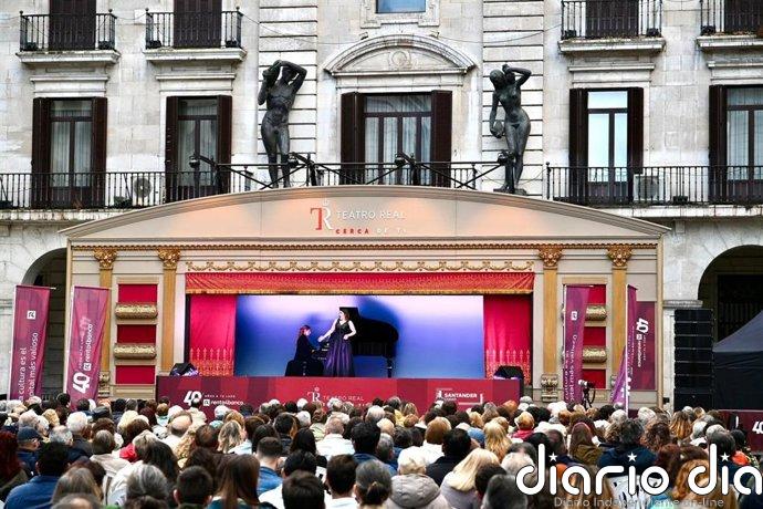 Lleno en la Porticada para presenciar el concierto lírico de la Carroza del Teatro Real