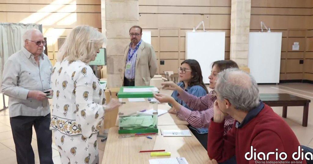 Los andaluces empiezan a acudir a las urnas para elegir a su presidente
