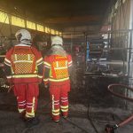 Los Bomberos extinguen un incendio en el interior de una nave industrial de Loeches