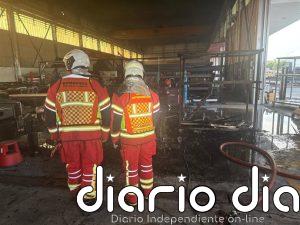 Los Bomberos extinguen un incendio en el interior de una nave industrial de Loeches