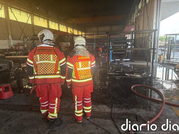 Los Bomberos extinguen un incendio en el interior de una nave industrial de Loeches