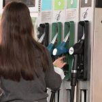 Los gasolineros reivindican su "honestidad" en la aplicación de la rebaja del IVA tras el análisis de la CNMC