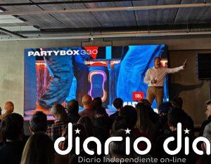 Los nuevos altavoces JBL PartyBox 330 y 130 incluyen 'tweeters' mejorados, sonido optimizado con IA y luces rediseñadas