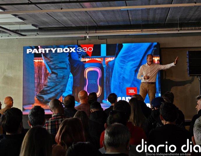 Los nuevos altavoces JBL PartyBox 330 y 130 incluyen 'tweeters' mejorados, sonido optimizado con IA y luces rediseñadas