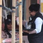 Los salarios de los trabajadores del campo y los servicios, los menos protegidos frente al IPC