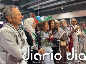 Los siete gallegos que iban en la flotilla a Gaza interceptada llegan a Santiago y avisan: "No vamos a parar"