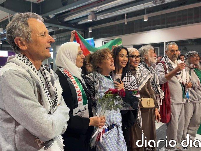 Los siete gallegos que iban en la flotilla a Gaza interceptada llegan a Santiago y avisan: "No vamos a parar"