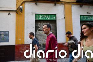 Maíllo aprovecha la jornada de reflexión para pasear por el barrio hispalense de San Julián y realizar compras
