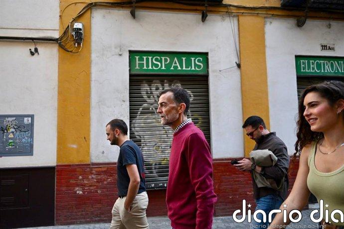 Maíllo aprovecha la jornada de reflexión para pasear por el barrio hispalense de San Julián y realizar compras