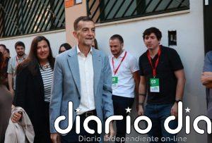 Maíllo llega a la sede regional de Izquierda Unida junto con la líder de Podemos Andalucía para seguir la noche del 17M