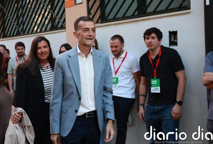 Maíllo llega a la sede regional de Izquierda Unida junto con la líder de Podemos Andalucía para seguir la noche del 17M