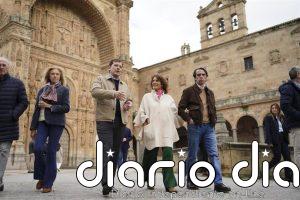 Mañueco hace de guía al expresidente del gobierno José María Aznar en una visita privada a Salamanca