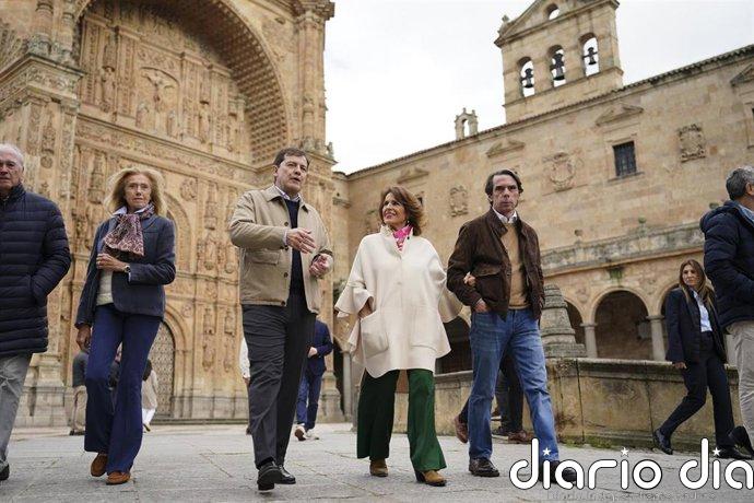 Mañueco hace de guía al expresidente del gobierno José María Aznar en una visita privada a Salamanca