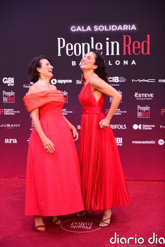 Maribel Verdú, Martina Klein, o Natalia Sánchez y Marc Clotet. Barcelona se viste de rojo en la gala 'People in red'