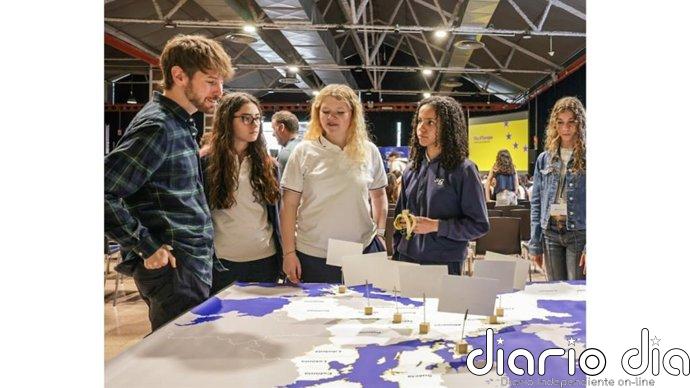 Más de 600 alumnos y unos 60 docentes catalanes conmemoran el Día de Europa en una jornada