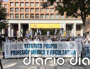 Médicos madrileños insisten en la dimisión de una ministra centrada en la OMS y la Puerta del Sol con una huelga activa
