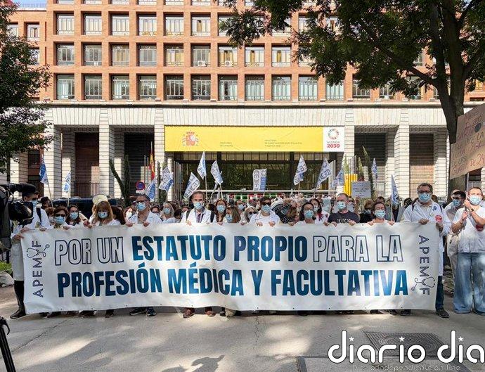Médicos madrileños insisten en la dimisión de una ministra centrada en la OMS y la Puerta del Sol con una huelga activa