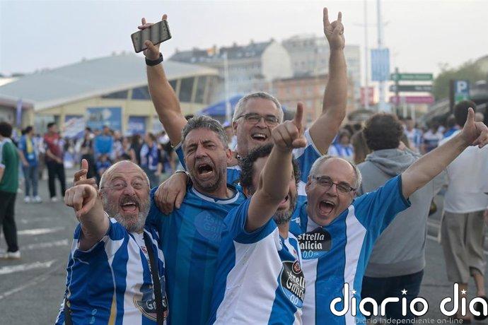 Miles de coruñeses celebran el ascenso del Depor tras ocho temporadas fuera de Primera División
