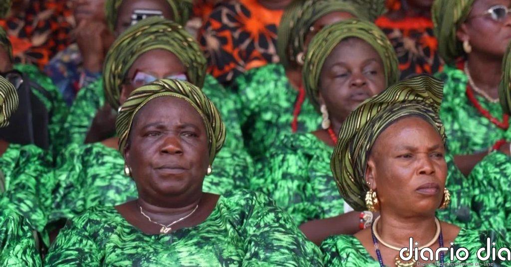 Miles de personas asisten al Festival Mundial de Egungun en Nigeria