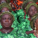 Miles de personas asisten al Festival Mundial de Egungun en Nigeria