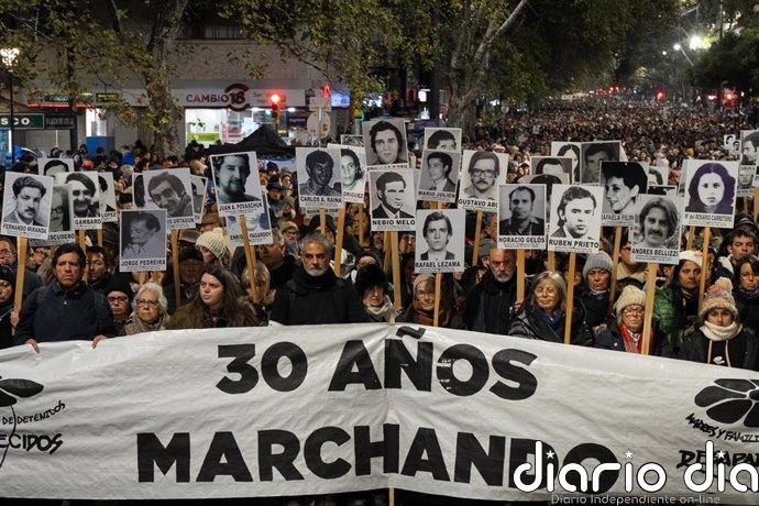 Miles de personas claman en Uruguay por la memoria, verdad y justicia de los desaparecidos durante la dictadura