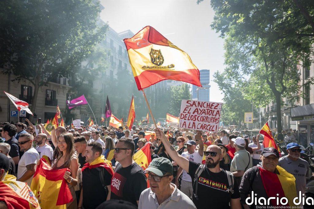 Miles de personas piden en Madrid la dimisión de Sánchez en una marcha apoyada por Vox y PP