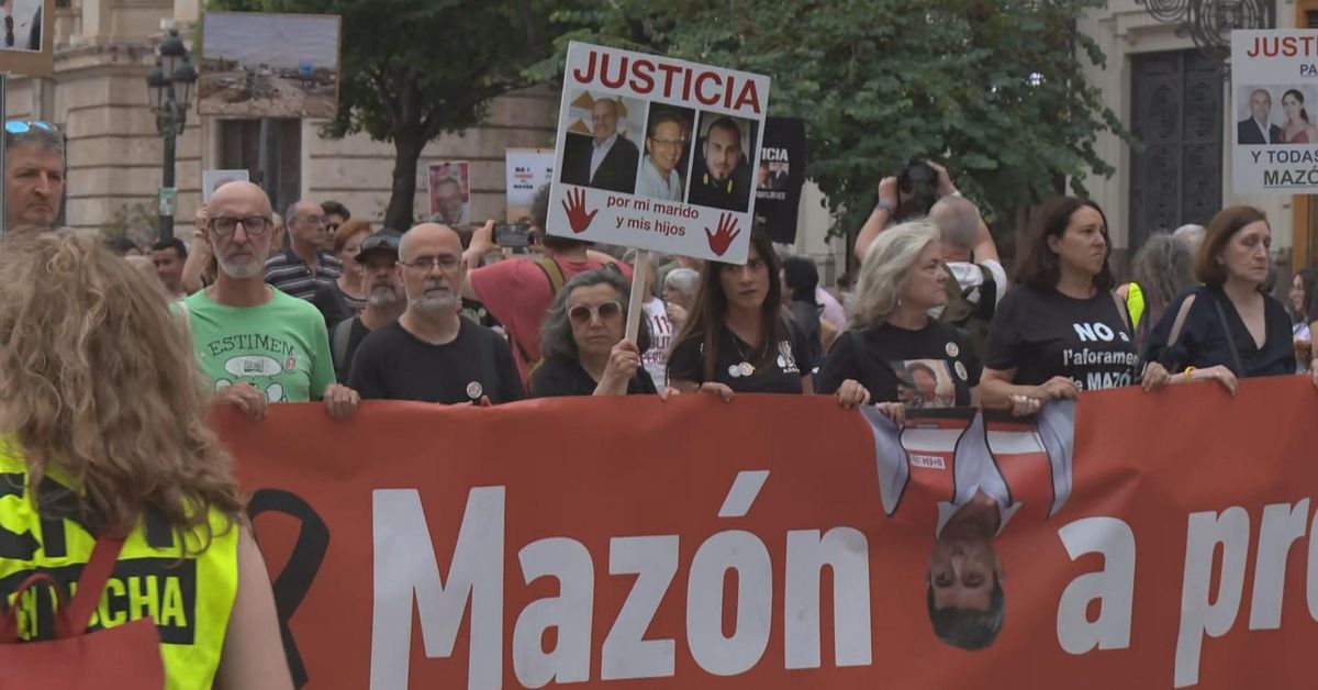 miles-de-valencianos-vuelven-a-exigir-el-acta-de-mazon-en-las-calles.jpg