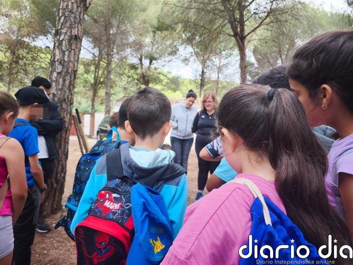Monda (Málaga) recupera su bosque mediterráneo en La Alpujata con la colaboración de familias y escolares