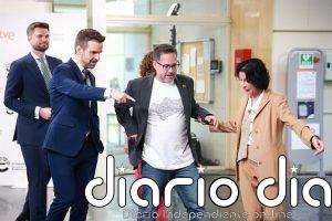 Montero, Maíllo y García llegan al debate a cinco con símbolos alusivos al cáncer de mama tras la crisis de los cribados
