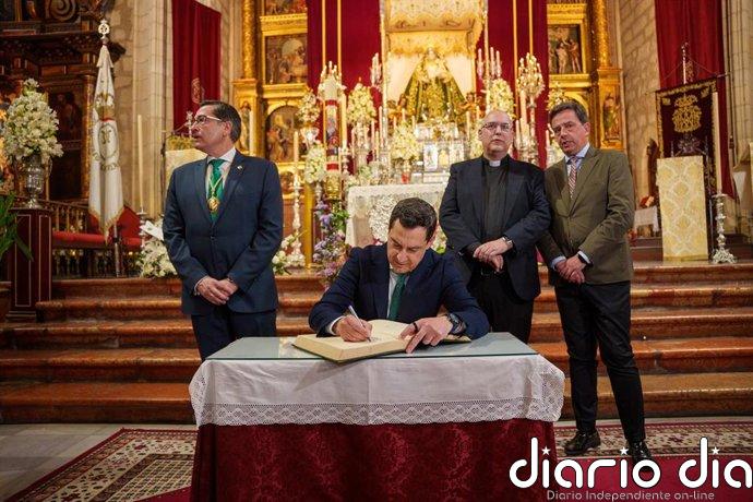 Moreno reafirma su compromiso con las tradiciones, donde "se palpa la fuerza de Andalucía"