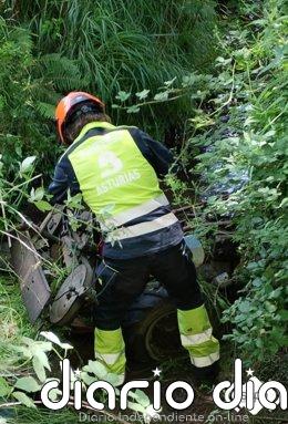 Muere un hombre tras caer al río con la segadora en Colunga