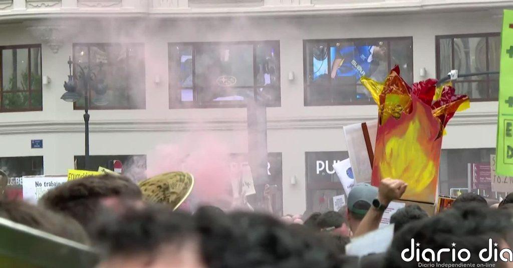 Multitudinaria manifestación de los profesores en Valencia en su quinto día de huelga