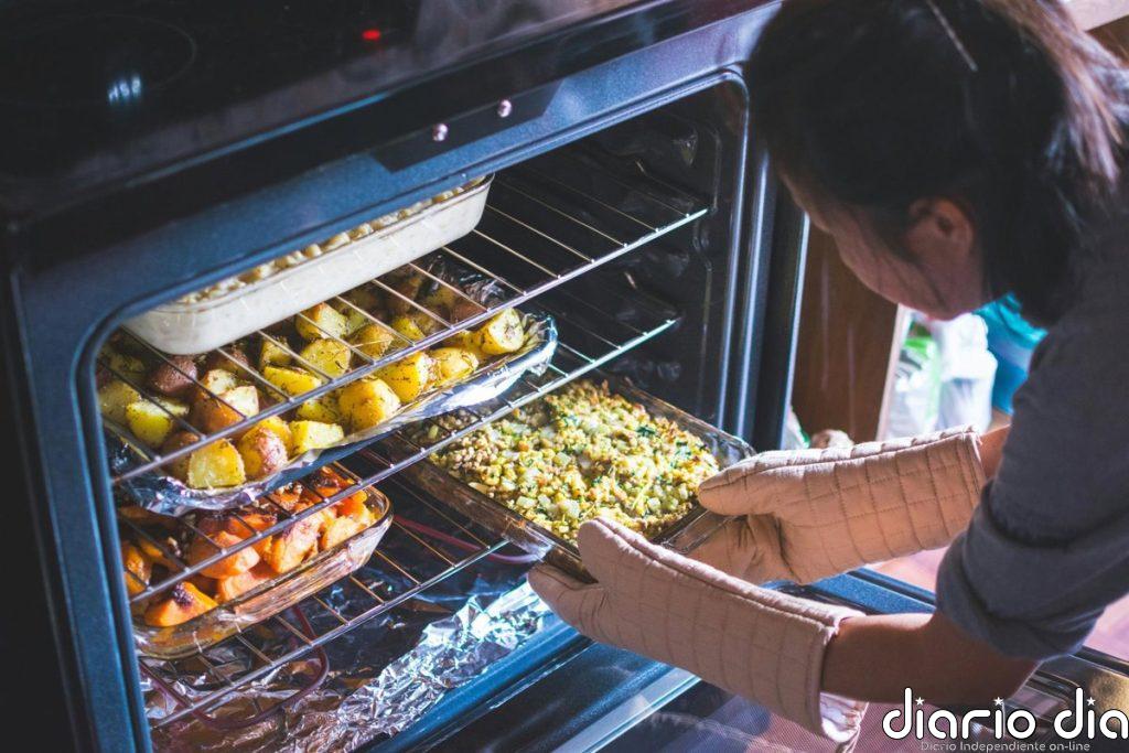 Ni lejía ni químicos: cómo limpiar el horno y eliminar la grasa incrustada