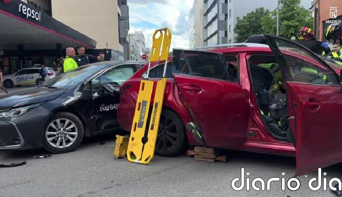 Ocho personas heridas en un aparatoso accidente en calle Alcalá entre un VTC, un turismo y un coche patrulla