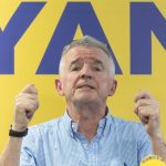 O'Leary (Ryanair) pide prohibir la venta de alcohol por la mañana en los aeropuertos y limitar el consumo
