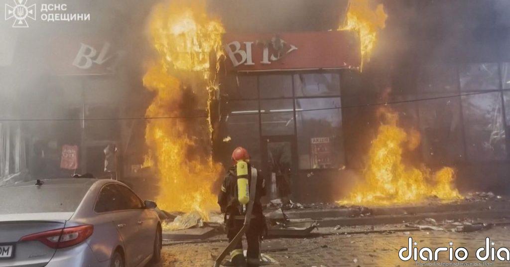 Once ucranianos resultan heridos tras un ataque ruso a un barrio residencial de Odesa
