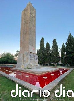 Palma pide "depurar responsabilidades" por las pintadas contra el fascismo en el monolito de sa Feixina El monolito de sa Feixina, con pintadas y el agua teñida de rojo.