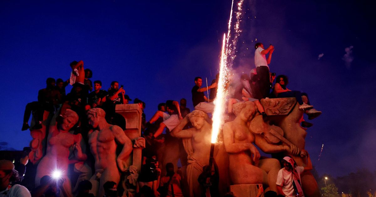 paris-se-echa-a-la-calle-para-celebrar-la-segunda-orejona-consecutiva-del-psg.jpg