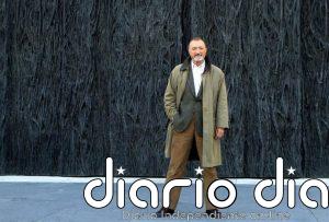 Pérez-Reverte reúne sus crónicas y fotografías bélicas en 'Enviado especial': "Ahora nos están tapando la guerra"