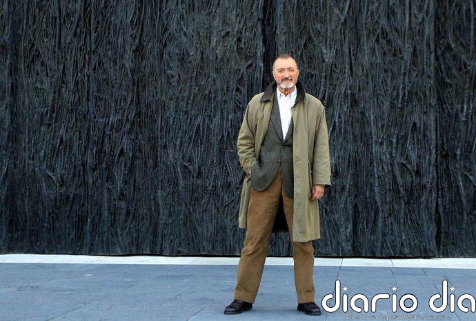 Pérez-Reverte reúne sus crónicas y fotografías bélicas en 'Enviado especial': "Ahora nos están tapando la guerra"