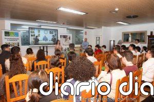 Personas mayores traspasan conocimientos sobre la vida en Cádiz a jóvenes de la generación Z en formato audiovisual