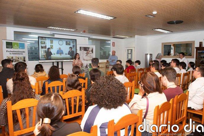 Personas mayores traspasan conocimientos sobre la vida en Cádiz a jóvenes de la generación Z en formato audiovisual