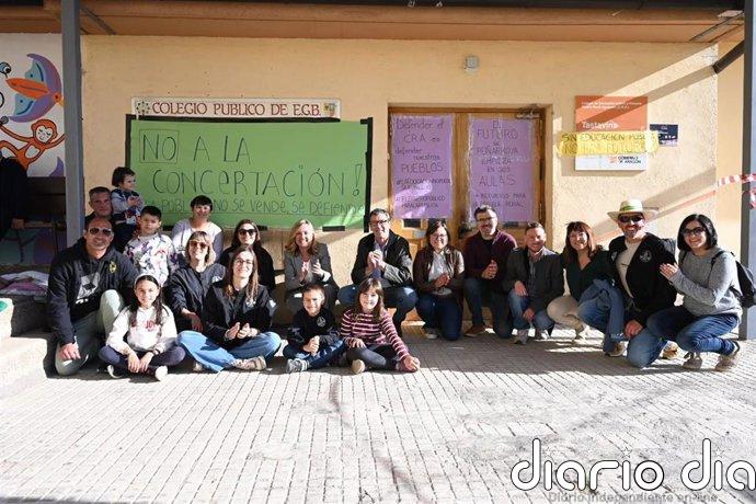 Pilar Alegría apoya las reivindicaciones por la escuela pública del AMPA de Peñarroya de Tastavins (Teruel)