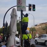 PSOE y Por Andalucía acusan al alcalde de "antidemócrata" por retirar carteles electorales del 17M de farolas en Sevilla
