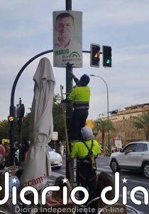 PSOE y Por Andalucía acusan al alcalde de "antidemócrata" por retirar carteles electorales del 17M de farolas en Sevilla