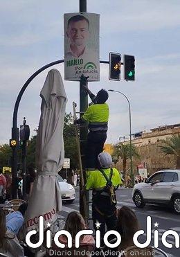 PSOE y Por Andalucía acusan al alcalde de "antidemócrata" por retirar carteles electorales del 17M de farolas en Sevilla