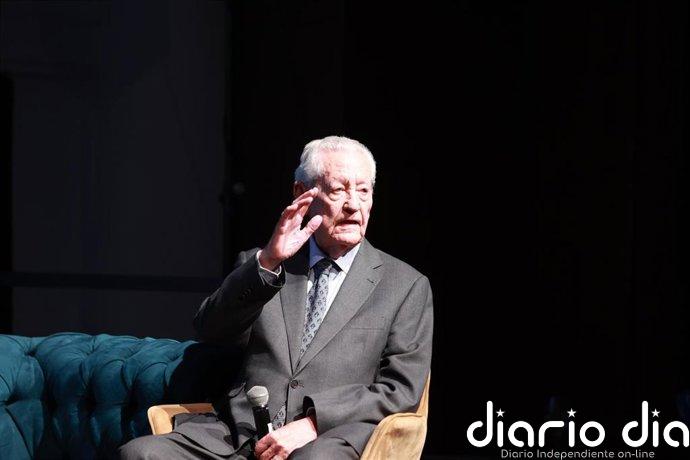 Rafael Escuredo acusa a Aznar de alentar a cometer "un delito" al convocar "a los jueces a la rebelión"