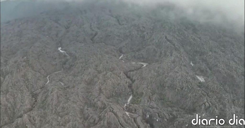 Recuperan el cuerpo de una de las tres personas desaparecidas tras la erupción del volcán Dukono en Indonesia