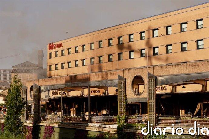 Refuerzan el operativo por el incendio del hotel de Málaga con hasta 15 medios para sofocar las llamas