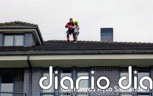 Rescatada ilesa una menor del tejado de unos apartamentos de Boo de Piélagos